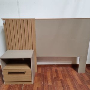 Lote siguiente: L 973 - Moderno respaldo para cama de una plaza en tonos neutros con mesa de luz con cajón (Respaldo 172x46x118cm)