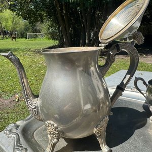 1 juego de té antiguo en peltre con finos detalles ornamentales (2 teteras, 1 lechera, 1 azucarero, 1 fuente) - imagen 3