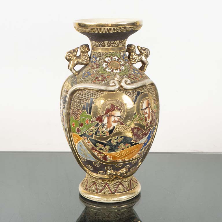 Lote anterior: Florero de loza Satsuma con relieve - Medidas: 13x33cm