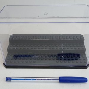 Caja Exhibidora Acrílico Transparente con Base Negra para Modelos - imagen 1