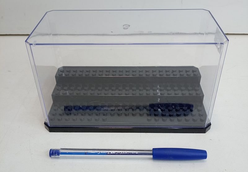 Caja Exhibidora Acrílico Transparente con Base Negra para Modelos