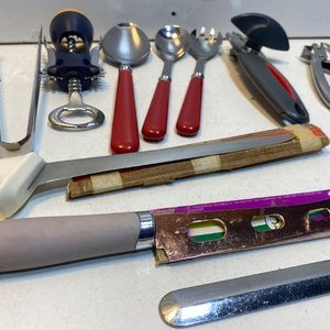 Lote de Cubiertos y Bazar de Cocina: 62 Cubiertos, Coladores, Jarra y Utensilios Varios - imagen 5