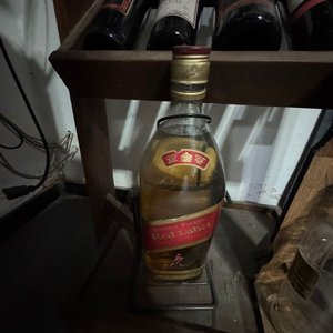 Porrón Johnnie Walker Red Label de 5 Litros con Soporte Volcador - imagen 3