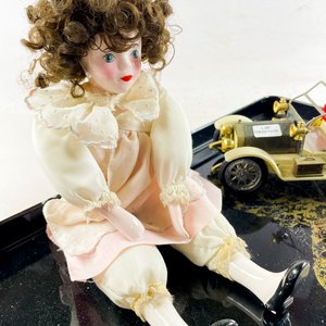 Bandeja Decorativa con Muñeca de Porcelana y Miniatura de Auto Antiguo - imagen 2