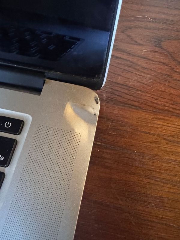 MacBook Pro con problemas de pantalla, necesita conexión externa - imagen 2