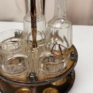 Christofle Vinagreras de Cristal con Base Metálica y Grabado Monograma - imagen 3