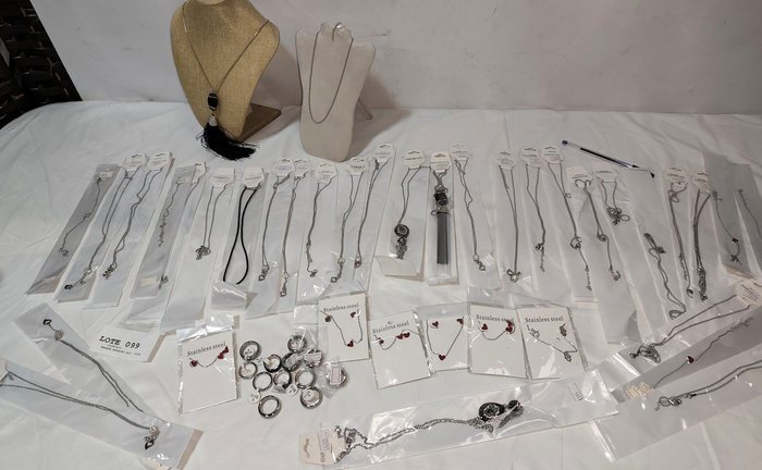 Lote de 50 Piezas de Joyería Surtida en Acero Quirúrgico: Collares, Anillos y Aretes