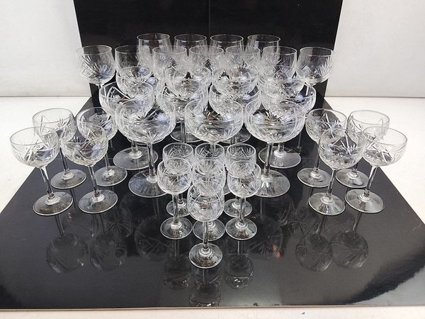 L 094 - Conjunto de copas de licor y de vino de vidrio tallado con diferentes motivos, ideales para vestir una mesa importante (Buen Estado) - imagen 1