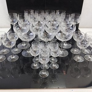 L 094 - Conjunto de copas de licor y de vino de vidrio tallado con diferentes motivos, ideales para vestir una mesa importante (Buen Estado) - imagen 1
