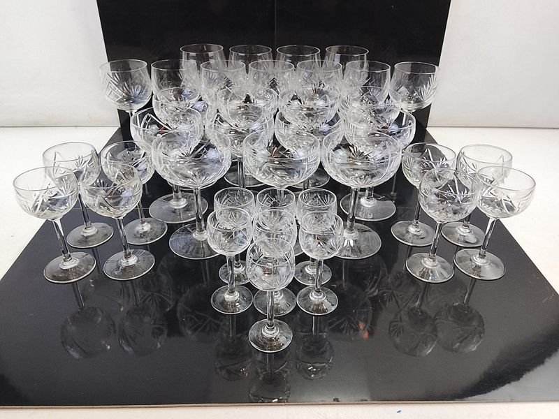L 094 - Conjunto de copas de licor y de vino de vidrio tallado con diferentes motivos, ideales para vestir una mesa importante (Buen Estado)