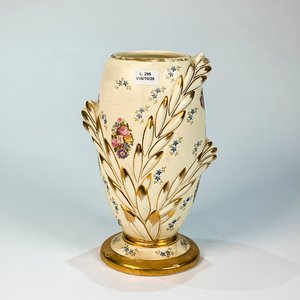 Lote siguiente: Florero Cónico de Cerámica Beige y Dorado con Decoración Floral