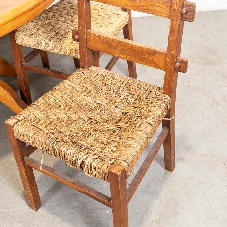 Mesa de comedor circular con cinco sillas de madera y cardo - imagen 2