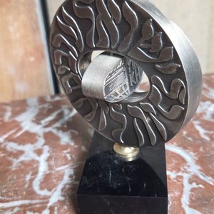 Escultura Arte Judáico con Inscripciones Hebreas y Base de Mármol - imagen 3