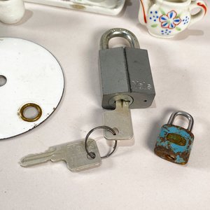 Lote de Candados Antiguos con Llave y Miniaturas de Porcelana - imagen 4