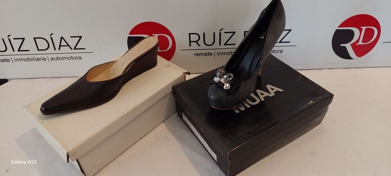 Lote siguiente: Zapatos de tacón alto de cuero