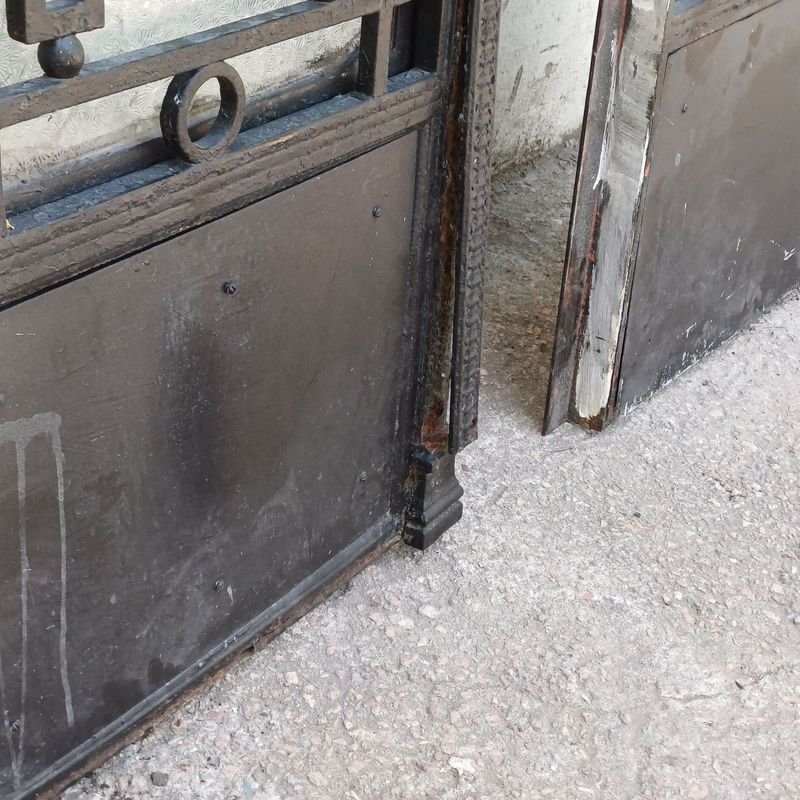 Puertas de hierro forjado antiguas, decorativas y con ventanas - imagen 4
