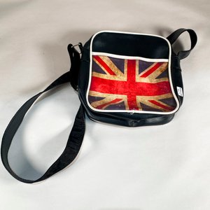 Set de Bolso Cruzado con Bandera Británica y Cartera de Mano Negra - imagen 3