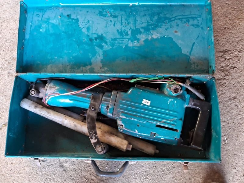 Lote anterior: Taladro demoledor en caja, estado pobre