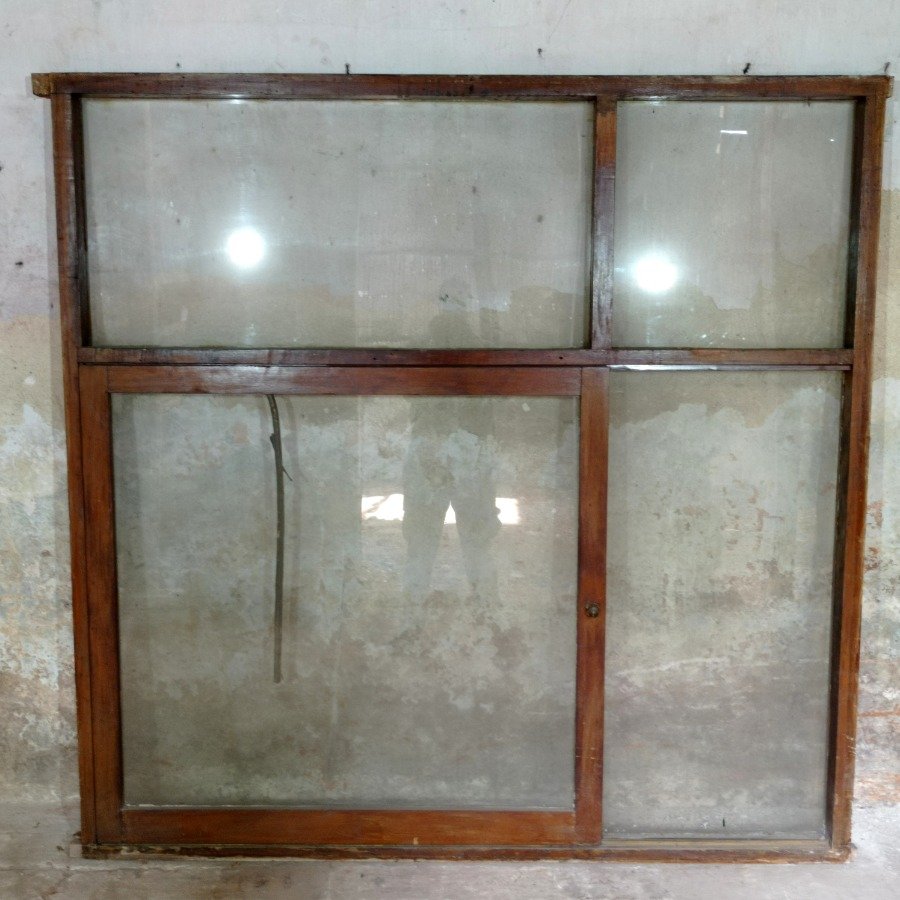 Lote anterior: Ventana asimétrica en cedro con tres paños fijos y una hoja corrediza
