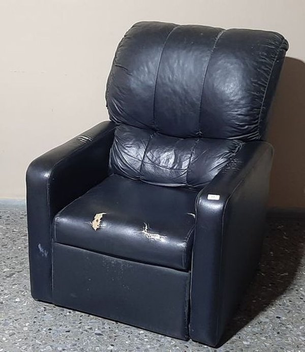 Sillón Reclinable Negro con Detalle en Tapizado