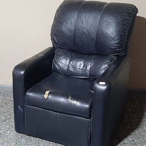 Lote anterior: Sillón Reclinable Negro con Detalle en Tapizado