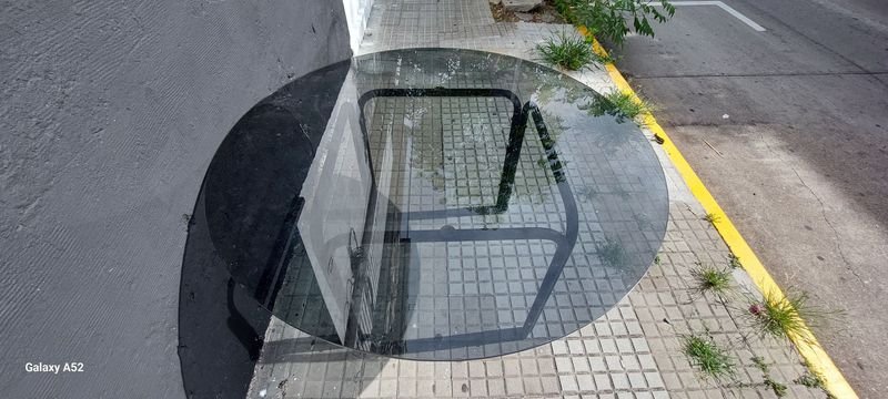 Mesa de comedor con base de hierro y tapa de cristal circular - imagen 5
