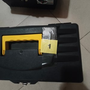 Caja de Herramientas Negra con Manija Amarilla y Cierre Metálico - imagen 2