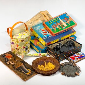 Lote siguiente: Lote Variado: Soportes para Plato, Juegos de Mesa, Juguetes de Playa y Recortes de Diario Vintage