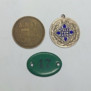 Piezas: Medalla Telefunken Esmaltada, Chapita Numérica y Ficha Grande - imagen 2