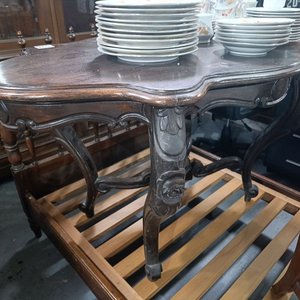 Lote siguiente: Mesa de Estilo Antigua de Madera Oscura