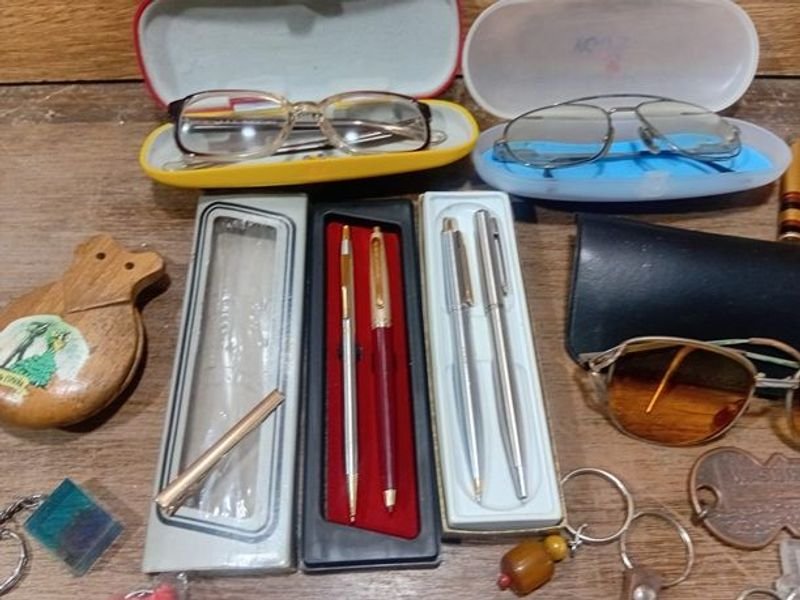 Colección de llaveros, lentes, encendedor y lapiceras - imagen 5