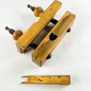 Lote siguiente: Cepillo de Carpintero Antiguo de Madera con Tornillos