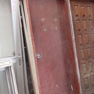 Lote anterior: Dos Puertas de Madera Marrón y Una Puerta Gris para Interior