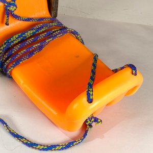 Cajón de Madera con Pelota de Rugby, Pelota de Fútbol y Hamaca Naranja - imagen 3