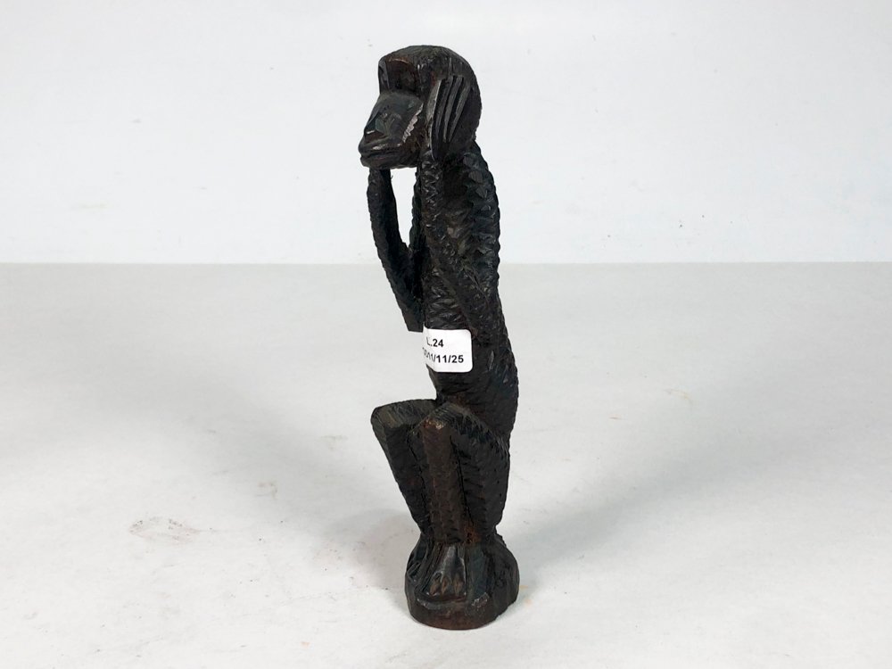 Lote siguiente: Figura en madera de mono