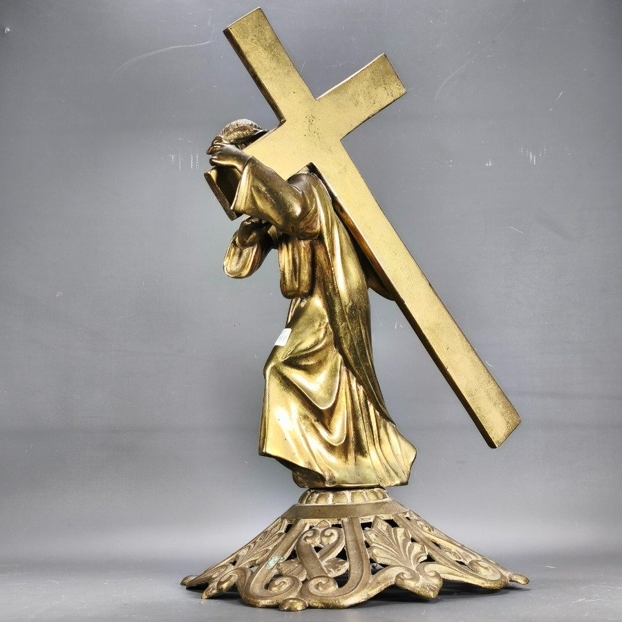 Estatua de bronce de Jesús cargando la cruz - imagen 9