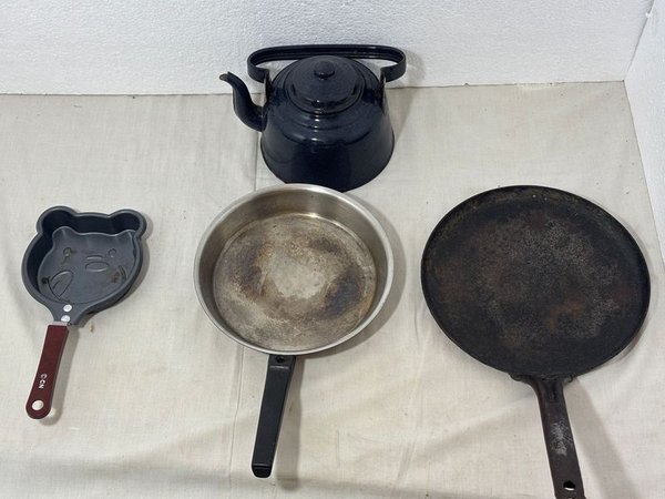 Set de Sartenes de Metal y Hierro, Tetera Azul y Fuentes de Loza - imagen 1