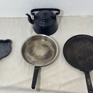 Set de Sartenes de Metal y Hierro, Tetera Azul y Fuentes de Loza - imagen 1