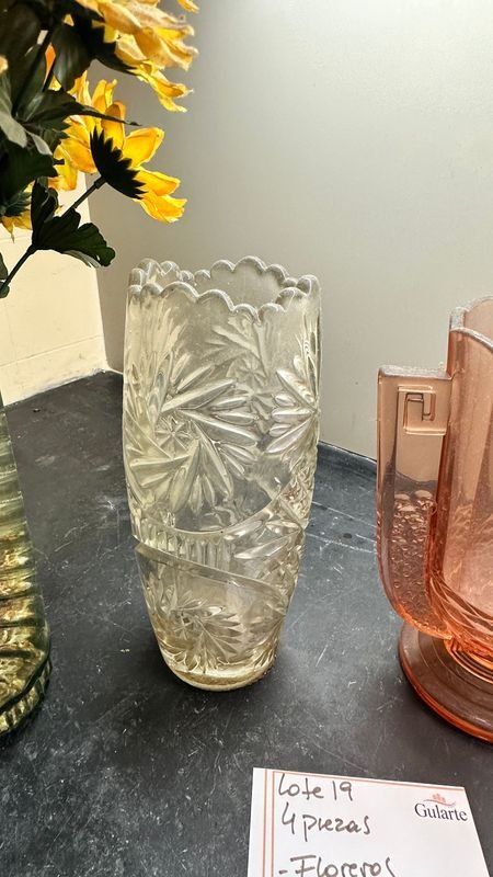 Colección de Floreros de Vidrio con Flores Coloridas - imagen 14