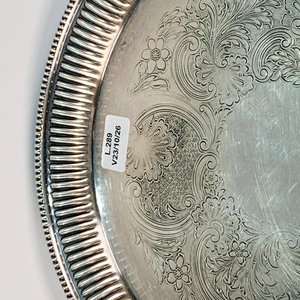 Bandeja Circular de Metal Labrada con Decoración Arabesca - 26 cm - imagen 2