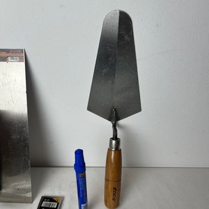 Lote de Herramientas Nuevas: Cuchara de Albañil, Espátulas y Sierras para Caladora - imagen 2