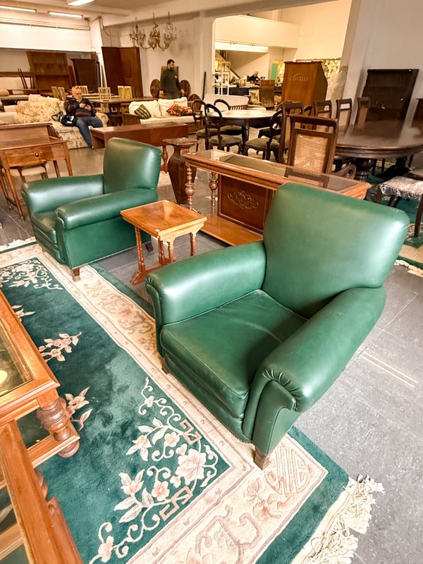 Par de Sillones Verdes y Mesas de Centro de Madera y Cristal - imagen 1