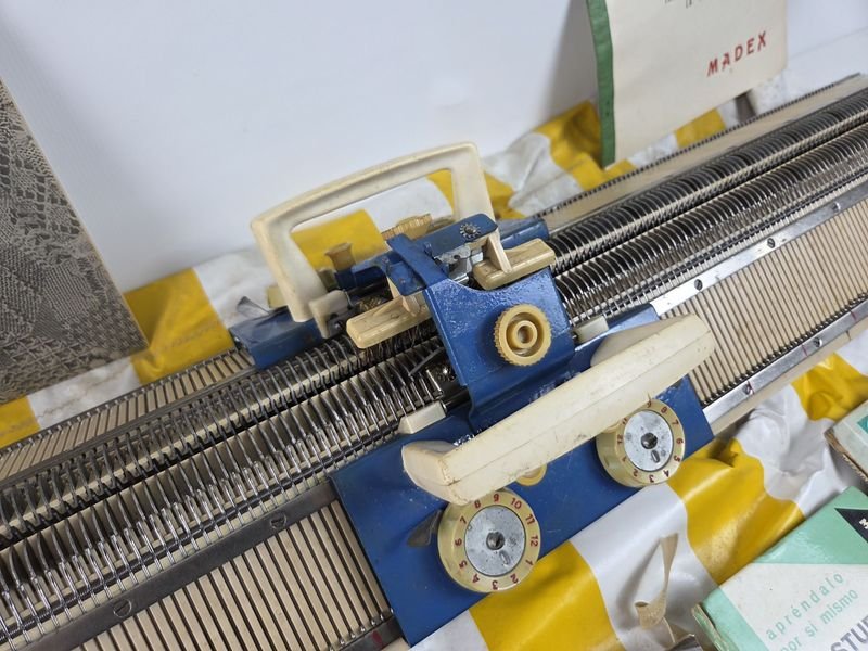 Máquina de tejer con forro de lona y cantidad de manuales y revistas de tejidos - imagen 3