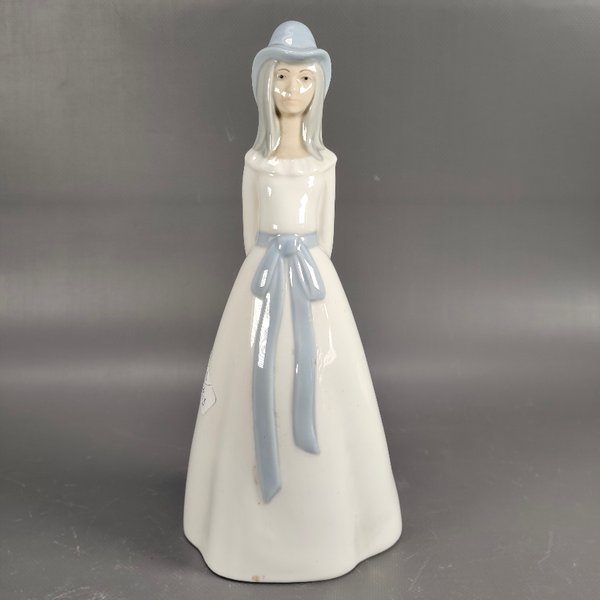 Figura de Porcelana Española M. Requena Mujer con Sombrero y Lazo Azul - imagen 1