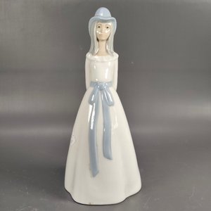 Lote anterior: Figura de Porcelana Española M. Requena Mujer con Sombrero y Lazo Azul