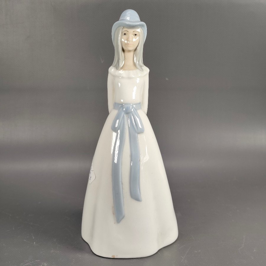 Figura de Porcelana Española M. Requena Mujer con Sombrero y Lazo Azul
