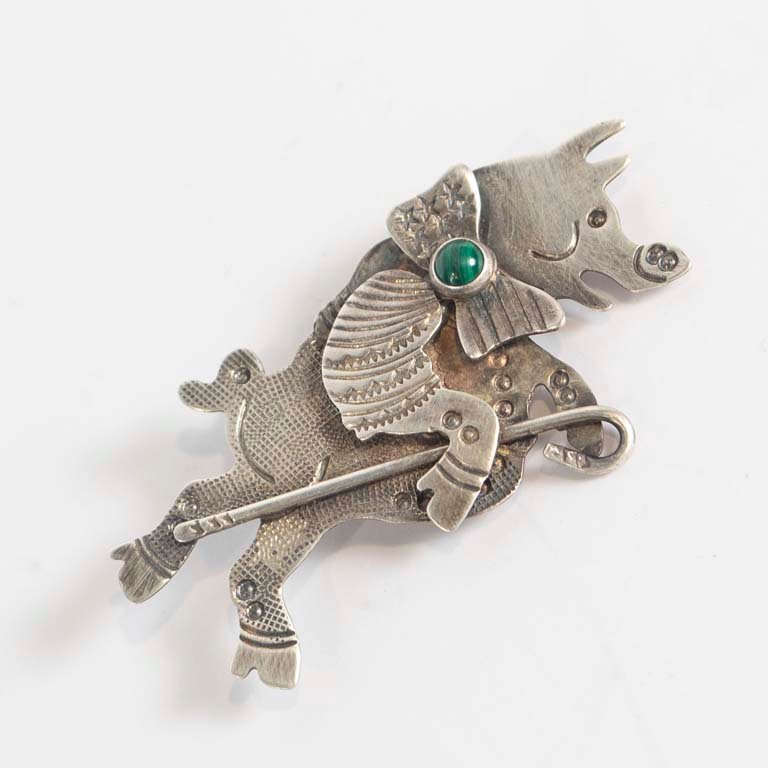 Lote anterior: Pin de plata con figura animal y incrustación