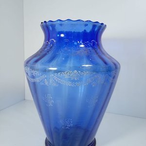 Florero Grande de Vidrio Azul con Diseño en Relieve - imagen 2