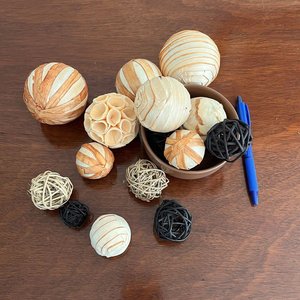 Organizador de Madera, Portalápices con Tucán, Frasco de Vidrio y Bowl con Bolas Decorativas - imagen 3