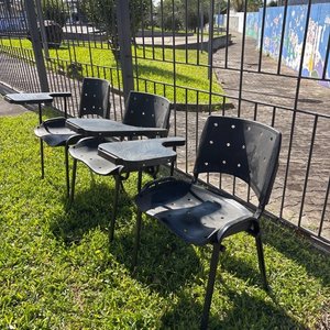 Lote siguiente: Sillas de estudiantes
